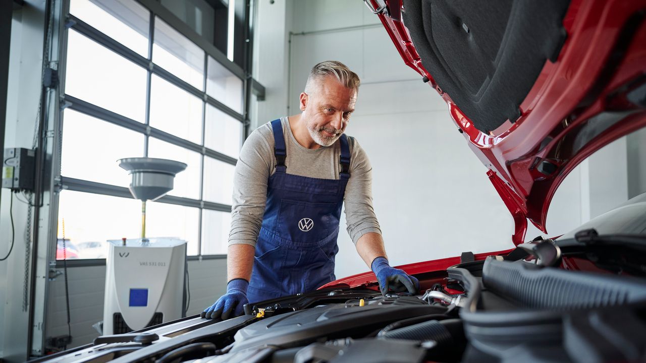 Volkswagen Service-Techniker beim Schnellservice